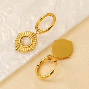 Boucles d'oreilles créoles dorées en acier inoxydable avec pendentif soleil et œil de chat