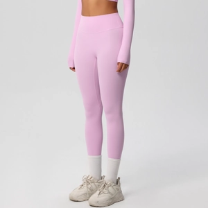 Detail of high-waist seamless leggings in pink violet with premium elastic fabric