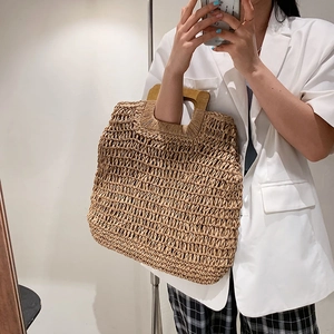 Grande borsa a mano in paglia intrecciata con manici in legno scuro per spiaggia ed estate