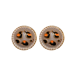 Vintage gold-plated round stud earrings with leopard print patterns and faux pearl trim