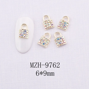 Vue macro bijoux d'ongles cadenas cœur doré avec strass colorés taille 6x9mm
