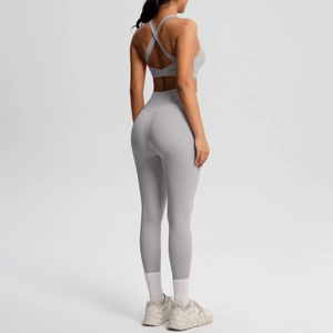 Detalle de mallas de yoga de cintura alta y sujetador deportivo con espalda cruzada