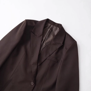 Blazer doppiopetto casual marrone scuro con revers classico e dettagli di trama