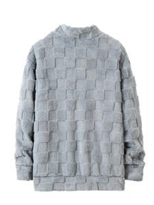 Détail d'un sweat en polaire grise avec texture à carreaux et col montant pour hommes