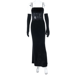 Détail d'une robe de soirée en velours noir avec empiècement en dentelle et gants assortis