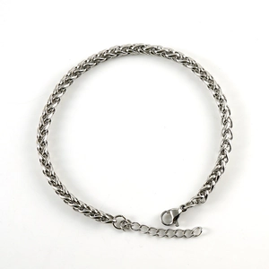 Vista dettagliata del bracciale a catena a spiga in acciaio inossidabile con chiusura a moschettone