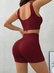 Dettaglio del set fitness bordeaux a coste con reggiseno sportivo e pantaloncini