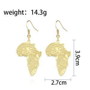 Détail de boucles d'oreilles carte d'Afrique dorées avec Oeil d'Horus, taille 3,9cm x 2,7cm