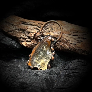 Dettaglio macro del ciondolo in citrino naturale con montatura in metallo bronzo antico
