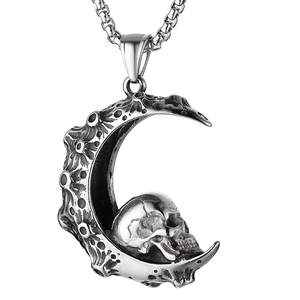 Vue macro du collier croissant de lune argenté avec un pendentif tête de mort détaillé