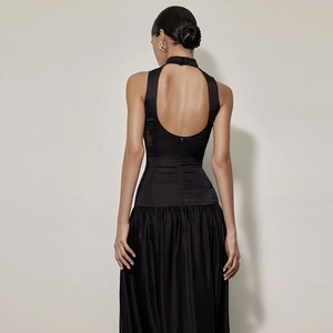 Vue arrière élégante d'une robe longue en satin noir dos nu avec fermeture éclair