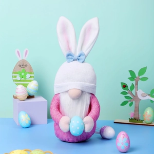 Détail du gnome de Pâques rose avec un nœud bleu et des accessoires d'œufs décoratifs
