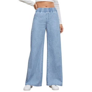 Dettaglio di jeans a gamba larga azzurro chiaro con elastico in vita a vita alta
