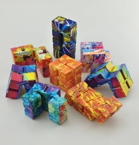 Vista multi-angolo di cubi infiniti colorati con vari motivi per alleviare lo stress