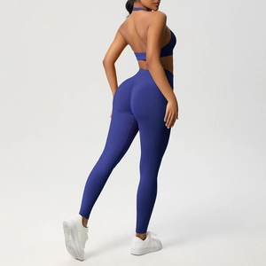 Vista posteriore del reggiseno sportivo aperto e dei pantaloni yoga a vita alta
