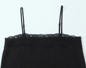 Detailweergave van een zwarte dames camisole met stippen en fijne kanten V-hals rand