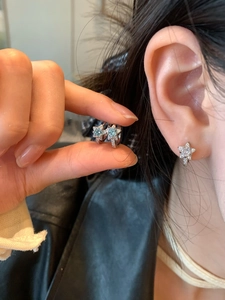 Détails des boucles d'oreilles étoiles en zircon bleu clair et blanc transparent