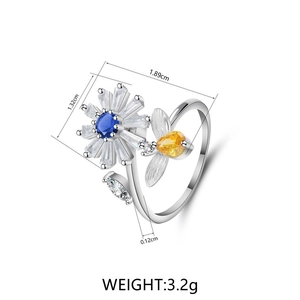 Detailed view of daisy and bee spinning ring with dimensions and 3.2g weight specs