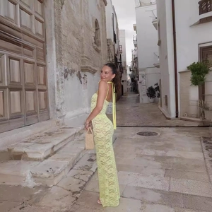Elegantes hellgelbes Bodycon-Spitzenkleid mit Spaghettiträgern und offenem Rücken