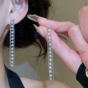 Macro di orecchini a nappa multistrato color argento con strass scintillanti da donna