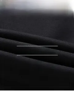 Détail macro du tissu noir fonctionnel respirant et anti-rides pour pulls de sport hommes