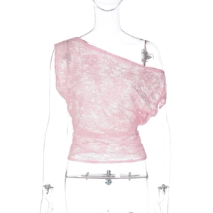 Detalle de tela de encaje floral rosa en un top ajustado transparente de un hombro