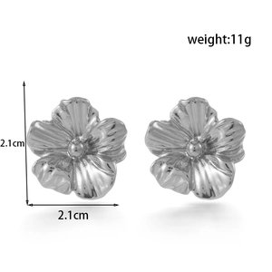Vintage silver flower stud earrings featuring textured petals and a 2.1cm diameter
