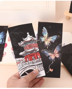 Dettaglio macro dei segnalibri scratch art arcobaleno con disegni di farfalla e pagoda