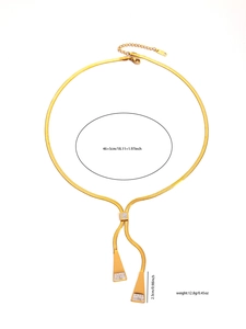 Vue détaillée du collier en Y en acier titane avec chaîne serpent et zircons brillants
