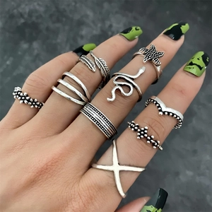 Set di anelli vintage in argento con cuore e serpente e strass sulla mano di modella