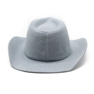 Détail d'un chapeau de cow-boy en denim bleu clair avec large bord classique