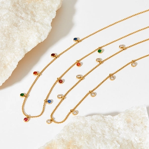 Détail du collier en zircon doré avec des breloques en pierres précieuses colorées