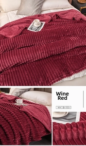 Dettaglio macro della coperta in flanella rosso vino con spessa trama di velluto a coste