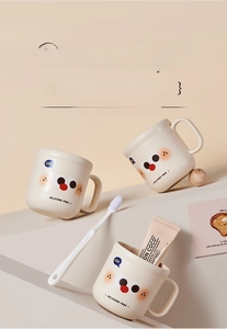 Vue détaillée des gobelets de rinçage de style crème avec motifs de dessins animés