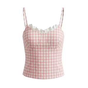 Detailansicht eines rosa-weiß karierten Camisole-Tops mit weißem Rüschenbesatz am Ausschnitt