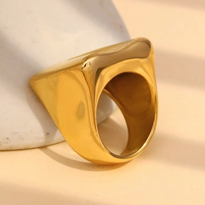Detailansicht eines massiven quadratischen Siegelrings mit 18K Goldbeschichtung aus Edelstahl