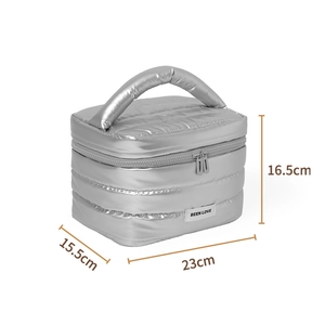 Silberne gesteppte Nylon-Kosmetiktasche mit Griff und großem Fassungsvermögen für Reisen