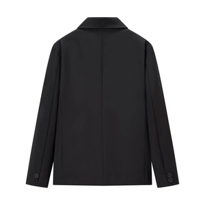 Vista posteriore del blazer casual nero che mostra la trama del tessuto e la vestibilità strutturata