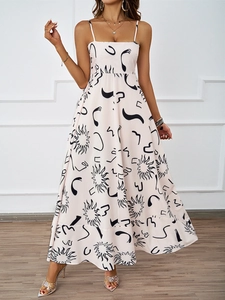 Détail de l'imprimé floral et du tissu fluide à la taille haute de la robe d'été