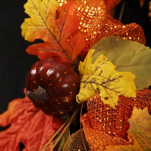 Ghirlanda autunnale di Halloween con zucca marrone lucida e nastri a rete arancioni