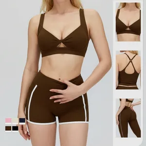 Ensemble de sport femme avec brassière à découpes et short taille haute en brun olive