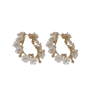 Élégantes boucles d'oreilles créoles fleurs dorées avec pétales en acrylique blanc pour femme
