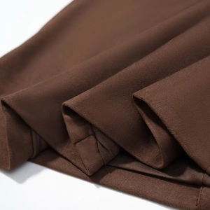 Vue macro détaillée du tissu marron foncé avec texture daim mate et drapé élégant