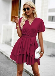 Détail de la robe bordeaux à col en V avec taille lacée et ourlet à volants