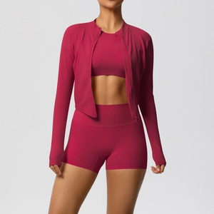 Ensemble de fitness 3 pièces magenta avec veste zippée, brassière et short taille haute