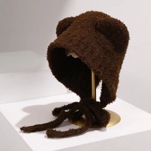 Plüschige Wintermütze mit Bärenohren und Bindebändern in dunkelbraunem Teddy-Fleece Stoff