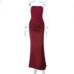 Vue détaillée de la robe de soirée en satin bordeaux avec plis à la taille et coupe cintrée