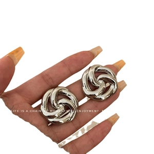 S925 silver needle interlocking knot earrings with high-polish hollow flower design