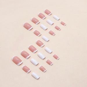 Unghie finte French bianche classiche con design quadrato lucido nude e bianco puro