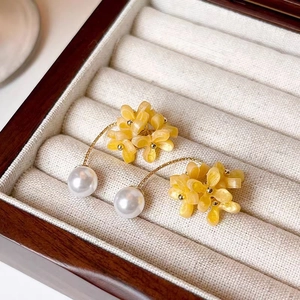 Boucles d'oreilles fleurs en résine jaune et perles blanches en boîte à bijoux